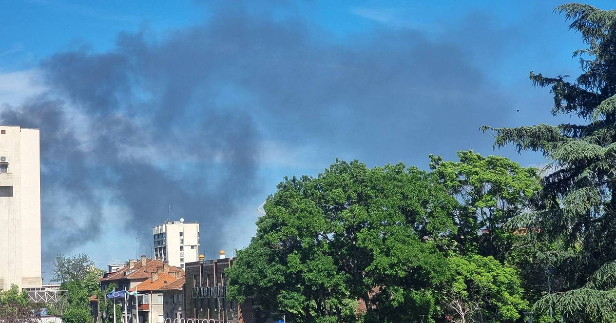 Пожарът в база за отпадъци край Стара Загора е напълно