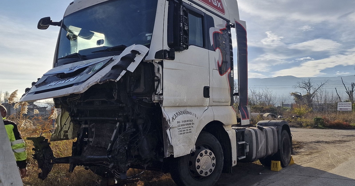 Заради тежка катастрофа между камион и лек автомобил е затворена