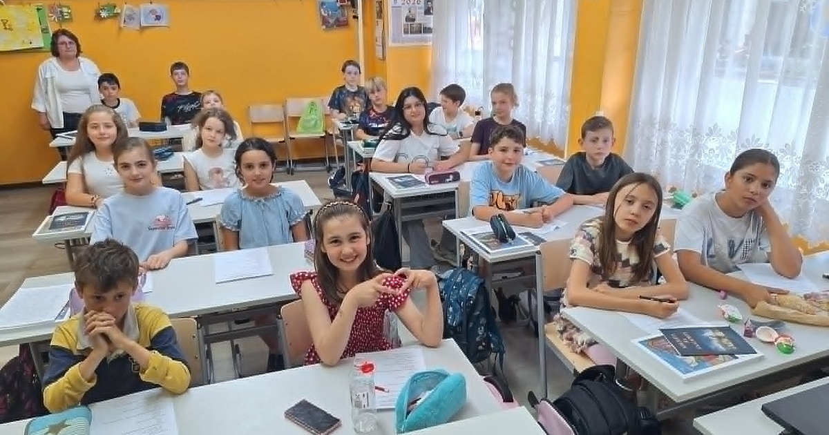 Най-старото българско училище в Европа празнува днес 60 години от
