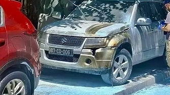 Неизвестно лице запали автомобили на българското посолство в центъра на