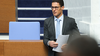 Ден след ден управляващите прибавят нови щрихи към политическия си