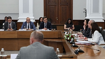 Държавните служители поетапно ще започнат да поемат част от осигуровките