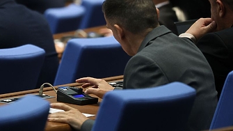 Депутатите замразиха възнагражденията си на нивата от март 2026 година
