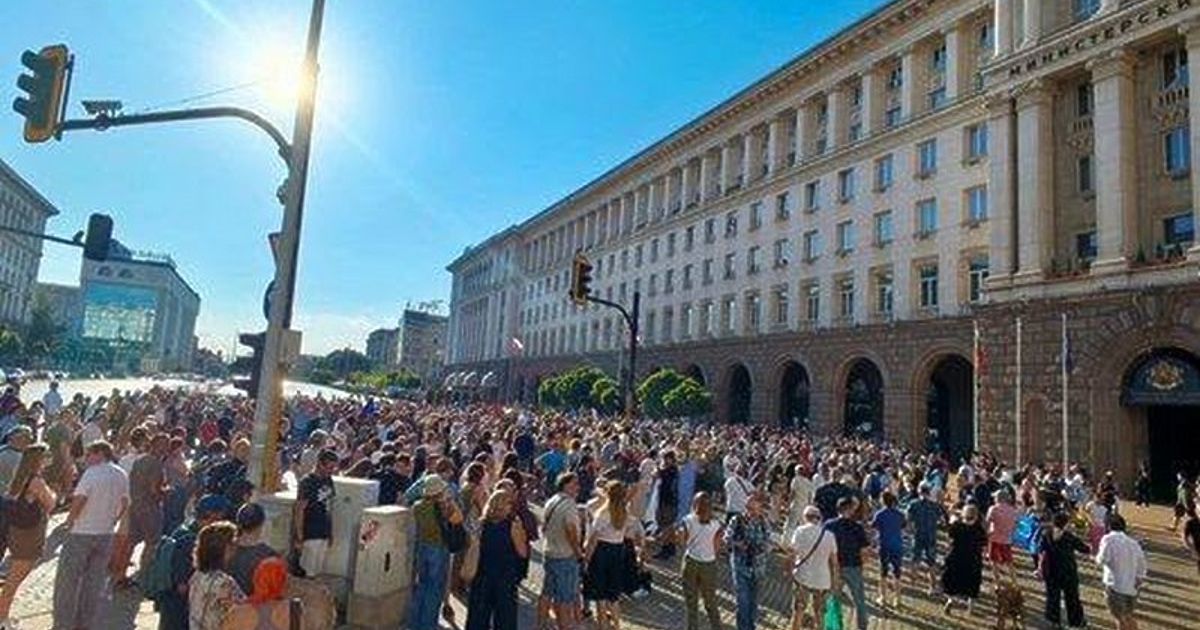 Трябва ли Румен Радев да се притеснява от протеста, който