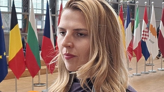 Този път е гола политиката не рамото И тя е