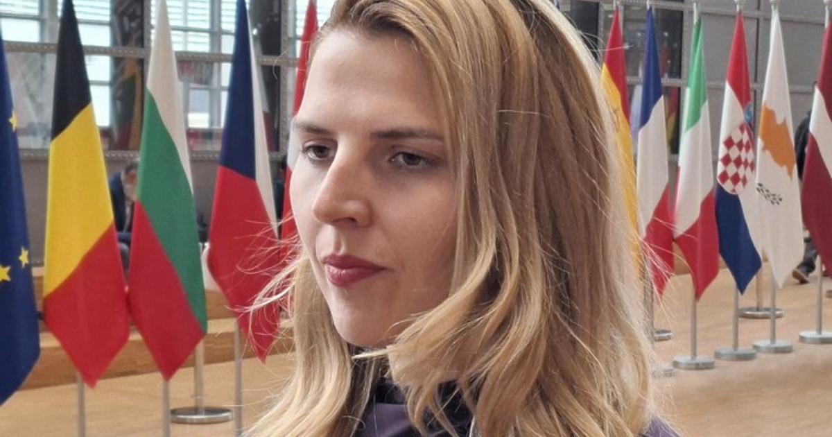 Този път е гола политиката, не рамото. И тя е