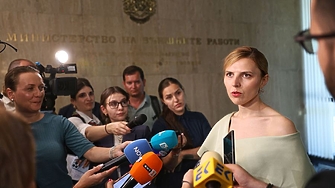 След серия от критики към политическия ѝ стил външната министърка
