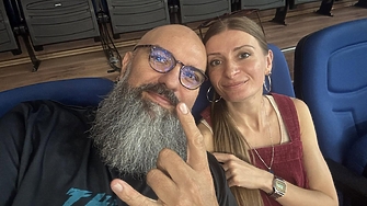 По улицата върви траурна процесия Тълпа от хора без лица