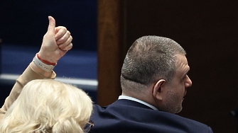 Спорът дали конституционният съдия Десислава Атанасова е пътувала заедно със