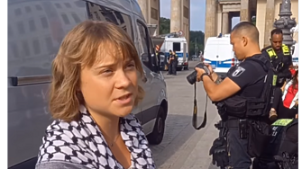 Шведската климатична активистка Грета Тунберг и десетки други демонстранти се