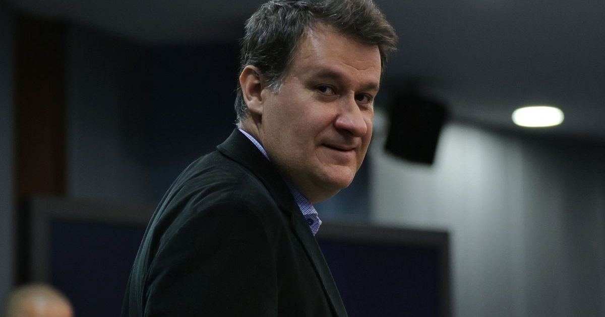 Доц. д-р Милен Любенов е политолог, преподавател в катедра Политология“