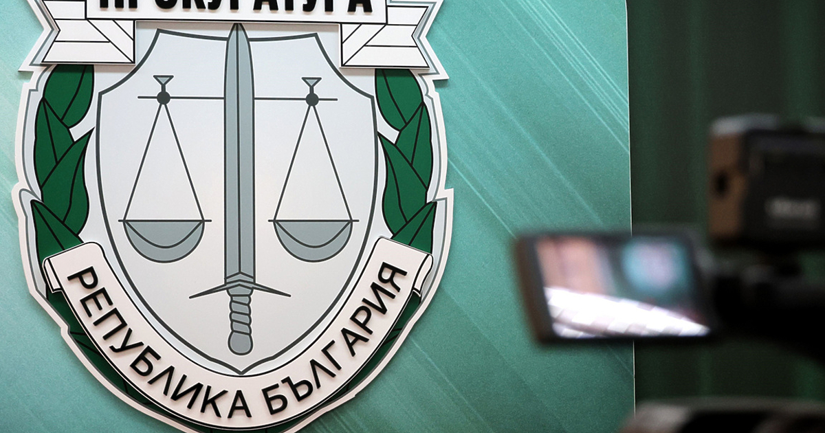 Директорът на ВиК - Бургас Цветан Мирчев и експерт, отговарящ