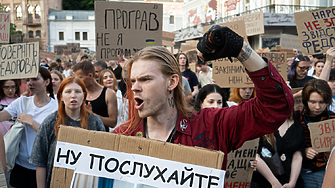 Киев в политическа буря след уволнението на министъра на отбраната