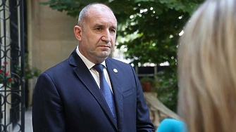 Премиерът Румен Радев се разходи до Париж за да гледа