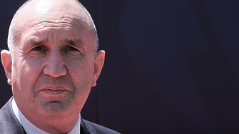 Има ли пилот в правителствения самолет управляван от Румен Радев  или