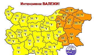 Оранжев код за интензивни и значителни валежи с гръмотевични бури