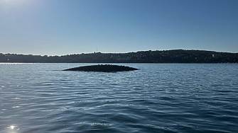 Втори участък от отходната тръба на Созопол изплува над водата