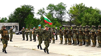 Властта пренарежда управлението на армията, включително при война