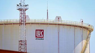 Бургас отново потъна в ужасна миризма на нефт