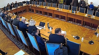 Депутатите на Радев провалиха заседание и на правната комисия заради помилванията на Йотова